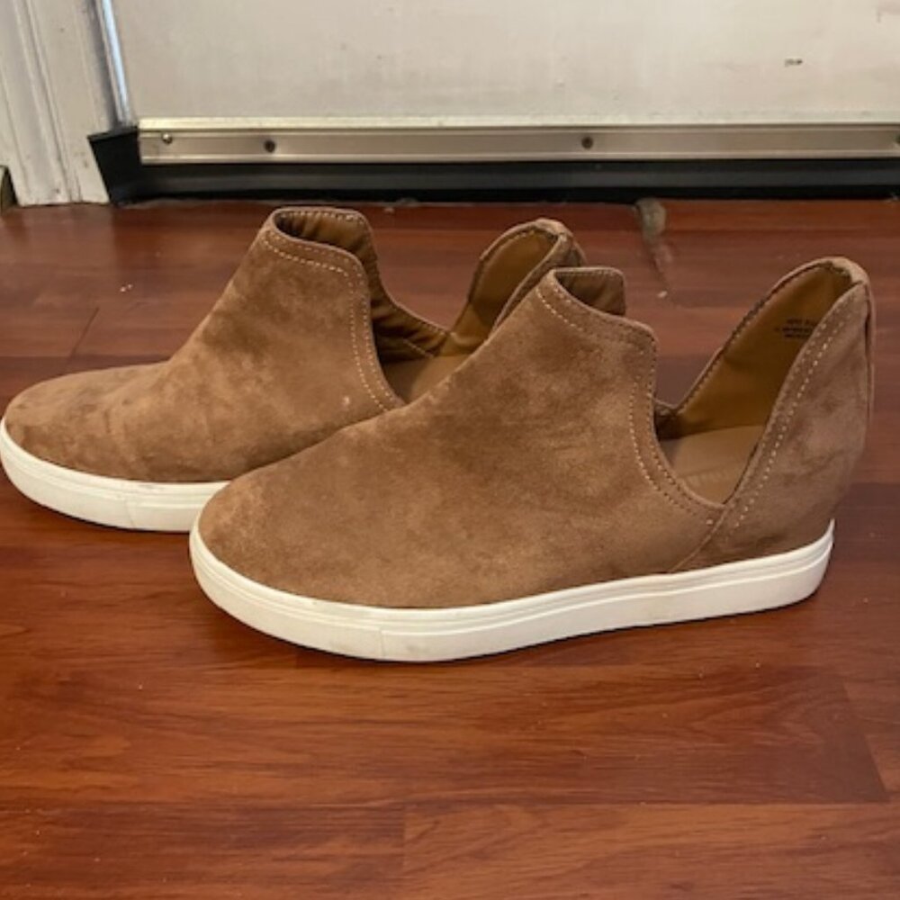 Cushionaire Woman’s Slip On Sneakers Dark Tan Suede Like